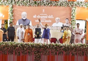 હાલારના આંગણે લોકપ્રિય પ્રધાનસેવકનું ભવ્ય અભિવાદન... પશ્ચિમ બંગાળ, આસામ અને પુડુચેરીમાં લોકશાહીના મહાપર્વમાં ભવ્ય વિજય પ્રાપ્ત કર્યા બાદ, છોટી કાશી જામનગરના આંગણે પધારેલા માનનીય પ્રધાનમંત્રી શ્રી Narendra Modi જીનું જામનગરવાસીઓ દ્વારા અદકેરું સ્વાગત કરવામાં આવ્યું. આ અવસરે માનનીય પ્રધાનમંત્રીશ્રીએ જામનગરના નાગરિકો સાથે ભાવપૂર્ણ સંવાદ કરી સ્નેહની સરવાણી વહાવી.