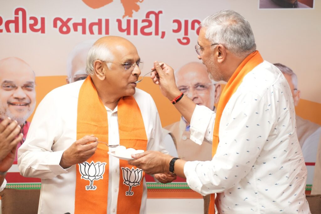 જનવિશ્વાસનો ભવ્ય વિજય✌️ પશ્ચિમ બંગાળ, આસામ, પુડુચેરી અને ગુજરાતની ઉમરેઠ વિધાનસભા બેઠકની પેટાચૂંટણીમાં ભારતીય જનતા પાર્ટીના ઐતિહાસિક વિજયને આજે પ્રદેશ કાર્યાલય 'શ્રી કમલમ્' ખાતે ઉત્સાહભેર ઉજવવામાં આવ્યો. આ અવસરે માનનીય મુખ્યમંત્રી શ્રી Bhupendra Patel, પ્રદેશ અધ્યક્ષ શ્રી Jagdish Panchal અને નાયબ મુખ્યમંત્રી શ્રી Harsh Sanghavi એ પત્રકાર સંબોધી અને આ ભવ્ય જીત બદલ જનતા જનાર્દનનો આભાર વ્યક્ત કર્યો.