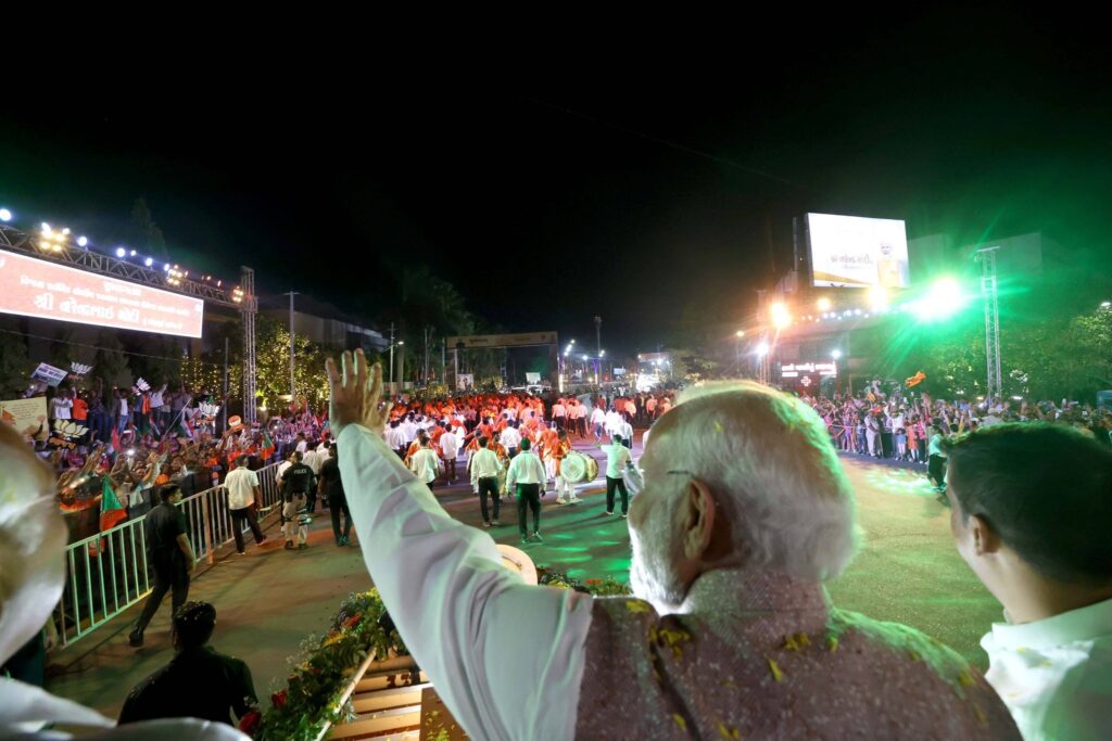 વડોદરાના આંગણે નરેન્દ્રભાઈના વધામણાં... સોમનાથ દાદાના આશીર્વાદ લઈને સંસ્કારી નગરીના આંગણે પધારેલા યશસ્વી પ્રધાનમંત્રી શ્રી Narendra Modi જીનું વડોદરાના નાગરિકોએ ઉમળકાભેર અભિવાદન કર્યું. નિહાળો આ ખાસ તસવીરો...