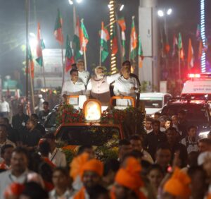 વડોદરાના આંગણે નરેન્દ્રભાઈના વધામણાં... સોમનાથ દાદાના આશીર્વાદ લઈને સંસ્કારી નગરીના આંગણે પધારેલા યશસ્વી પ્રધાનમંત્રી શ્રી Narendra Modi જીનું વડોદરાના નાગરિકોએ ઉમળકાભેર અભિવાદન કર્યું. નિહાળો આ ખાસ તસવીરો...