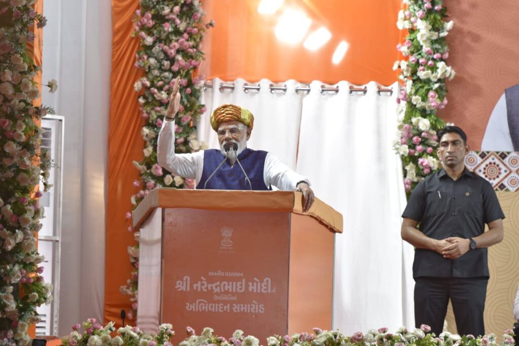હાલારના આંગણે લોકપ્રિય પ્રધાનસેવકનું ભવ્ય અભિવાદન... પશ્ચિમ બંગાળ, આસામ અને પુડુચેરીમાં લોકશાહીના મહાપર્વમાં ભવ્ય વિજય પ્રાપ્ત કર્યા બાદ, છોટી કાશી જામનગરના આંગણે પધારેલા માનનીય પ્રધાનમંત્રી શ્રી Narendra Modi જીનું જામનગરવાસીઓ દ્વારા અદકેરું સ્વાગત કરવામાં આવ્યું. આ અવસરે માનનીય પ્રધાનમંત્રીશ્રીએ જામનગરના નાગરિકો સાથે ભાવપૂર્ણ સંવાદ કરી સ્નેહની સરવાણી વહાવી.