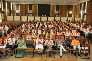 દેશના યશસ્વી પ્રધાનમંત્રી શ્રી Narendra Modi જી ટૂંક સમયમાં ગુજરાતની મુલાકાતે પધારી રહ્યા છે, ત્યારે તેમના ભવ્ય સ્વાગત અને કાર્યક્રમોના સુચારુ આયોજન માટે આજે પ્રદેશ કાર્યાલય 'શ્રી કમલમ્' ખાતે પ્રદેશ મહામંત્રી શ્રી અનિરુદ્ધભાઈ દવેની અધ્યક્ષતામાં સૌરાષ્ટ્ર ઝોનની વિશેષ બેઠક યોજાઈ.  આ બેઠકમાં કેન્દ્રીય રાજ્યમંત્રી શ્રીમતી નિમુબેન બાંભણીયા, રાજ્ય સરકારના કેબિનેટ મંત્રી શ્રી જીતુભાઈ વાઘાણી, શ્રી અર્જુનભાઈ મોઢવાડીયા, શ્રી પ્રદ્યુમનભાઈ વાજા, રાજ્યકક્ષાના મંત્રી શ્રી કૌશિકભાઈ વેકરિયા સહિત સૌરાષ્ટ્ર ઝોનના હોદ્દેદારો ઉપસ્થિત રહ્યાં.