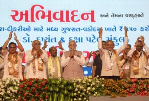 આજે વડોદરા ખાતે માનનીય પ્રધાનમંત્રી શ્રી નરેન્દ્ર મોદીજીએ 'સરદારધામ-3' સંકુલનું ભવ્ય લોકાર્પણ કર્યું અને વિશાળ જનમેદનીને સંબોધિત કરી. આ ઐતિહાસિક અવસરે અખંડ ભારતના શિલ્પી સરદાર સાહેબના સંકલ્પોને સાકાર કરી રહેલા આપણા લોકલાડીલા પ્રધાનમંત્રી શ્રી Narendra Modi જીનું સમસ્ત પાટીદાર સમાજ દ્વારા 'સરદાર ગૌરવ રત્ન'થી વિશેષ સન્માન કરવામાં આવ્યું. આ સન્માન એ રાષ્ટ્ર પ્રથમની ભાવના અને સમાજ પ્રત્યેના તેમના અતૂટ સમર્પણનું પ્રતીક છે. આ પ્રસંગે માનનીય મુખ્યમંત્રી શ્રી Bhupendra Patel , પ્રદેશ અધ્યક્ષ શ્રી Jagdish Panchal , નાયબ મુખ્યમંત્રી શ્રી Harsh Sanghavi  તથા મંત્રીશ્રીઓ, સાંસદશ્રીઓ, ધારાસભ્યશ્રીઓ અને સમાજના આગેવાનો ઉપસ્થિત રહ્યા.
