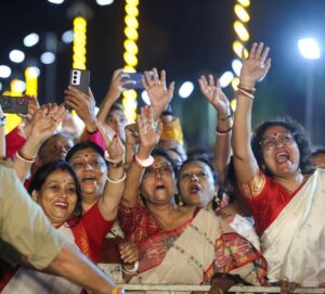 હાલારના આંગણે લોકપ્રિય પ્રધાનસેવકનું ભવ્ય અભિવાદન... પશ્ચિમ બંગાળ, આસામ અને પુડુચેરીમાં લોકશાહીના મહાપર્વમાં ભવ્ય વિજય પ્રાપ્ત કર્યા બાદ, છોટી કાશી જામનગરના આંગણે પધારેલા માનનીય પ્રધાનમંત્રી શ્રી Narendra Modi જીનું જામનગરવાસીઓ દ્વારા અદકેરું સ્વાગત કરવામાં આવ્યું. આ અવસરે માનનીય પ્રધાનમંત્રીશ્રીએ જામનગરના નાગરિકો સાથે ભાવપૂર્ણ સંવાદ કરી સ્નેહની સરવાણી વહાવી.