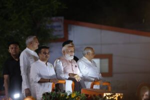 વડોદરાના આંગણે નરેન્દ્રભાઈના વધામણાં... સોમનાથ દાદાના આશીર્વાદ લઈને સંસ્કારી નગરીના આંગણે પધારેલા યશસ્વી પ્રધાનમંત્રી શ્રી Narendra Modi જીનું વડોદરાના નાગરિકોએ ઉમળકાભેર અભિવાદન કર્યું. નિહાળો આ ખાસ તસવીરો...