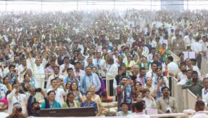 આજે વડોદરા ખાતે માનનીય પ્રધાનમંત્રી શ્રી નરેન્દ્ર મોદીજીએ 'સરદારધામ-3' સંકુલનું ભવ્ય લોકાર્પણ કર્યું અને વિશાળ જનમેદનીને સંબોધિત કરી. આ ઐતિહાસિક અવસરે અખંડ ભારતના શિલ્પી સરદાર સાહેબના સંકલ્પોને સાકાર કરી રહેલા આપણા લોકલાડીલા પ્રધાનમંત્રી શ્રી Narendra Modi જીનું સમસ્ત પાટીદાર સમાજ દ્વારા 'સરદાર ગૌરવ રત્ન'થી વિશેષ સન્માન કરવામાં આવ્યું. આ સન્માન એ રાષ્ટ્ર પ્રથમની ભાવના અને સમાજ પ્રત્યેના તેમના અતૂટ સમર્પણનું પ્રતીક છે. આ પ્રસંગે માનનીય મુખ્યમંત્રી શ્રી Bhupendra Patel , પ્રદેશ અધ્યક્ષ શ્રી Jagdish Panchal , નાયબ મુખ્યમંત્રી શ્રી Harsh Sanghavi  તથા મંત્રીશ્રીઓ, સાંસદશ્રીઓ, ધારાસભ્યશ્રીઓ અને સમાજના આગેવાનો ઉપસ્થિત રહ્યા.