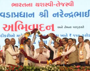આજે વડોદરા ખાતે માનનીય પ્રધાનમંત્રી શ્રી નરેન્દ્ર મોદીજીએ 'સરદારધામ-3' સંકુલનું ભવ્ય લોકાર્પણ કર્યું અને વિશાળ જનમેદનીને સંબોધિત કરી. આ ઐતિહાસિક અવસરે અખંડ ભારતના શિલ્પી સરદાર સાહેબના સંકલ્પોને સાકાર કરી રહેલા આપણા લોકલાડીલા પ્રધાનમંત્રી શ્રી Narendra Modi જીનું સમસ્ત પાટીદાર સમાજ દ્વારા 'સરદાર ગૌરવ રત્ન'થી વિશેષ સન્માન કરવામાં આવ્યું. આ સન્માન એ રાષ્ટ્ર પ્રથમની ભાવના અને સમાજ પ્રત્યેના તેમના અતૂટ સમર્પણનું પ્રતીક છે. આ પ્રસંગે માનનીય મુખ્યમંત્રી શ્રી Bhupendra Patel , પ્રદેશ અધ્યક્ષ શ્રી Jagdish Panchal , નાયબ મુખ્યમંત્રી શ્રી Harsh Sanghavi  તથા મંત્રીશ્રીઓ, સાંસદશ્રીઓ, ધારાસભ્યશ્રીઓ અને સમાજના આગેવાનો ઉપસ્થિત રહ્યા.