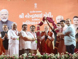 હાલારના આંગણે લોકપ્રિય પ્રધાનસેવકનું ભવ્ય અભિવાદન... પશ્ચિમ બંગાળ, આસામ અને પુડુચેરીમાં લોકશાહીના મહાપર્વમાં ભવ્ય વિજય પ્રાપ્ત કર્યા બાદ, છોટી કાશી જામનગરના આંગણે પધારેલા માનનીય પ્રધાનમંત્રી શ્રી Narendra Modi જીનું જામનગરવાસીઓ દ્વારા અદકેરું સ્વાગત કરવામાં આવ્યું. આ અવસરે માનનીય પ્રધાનમંત્રીશ્રીએ જામનગરના નાગરિકો સાથે ભાવપૂર્ણ સંવાદ કરી સ્નેહની સરવાણી વહાવી.