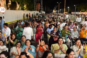 હાલારના આંગણે લોકપ્રિય પ્રધાનસેવકનું ભવ્ય અભિવાદન... પશ્ચિમ બંગાળ, આસામ અને પુડુચેરીમાં લોકશાહીના મહાપર્વમાં ભવ્ય વિજય પ્રાપ્ત કર્યા બાદ, છોટી કાશી જામનગરના આંગણે પધારેલા માનનીય પ્રધાનમંત્રી શ્રી Narendra Modi જીનું જામનગરવાસીઓ દ્વારા અદકેરું સ્વાગત કરવામાં આવ્યું. આ અવસરે માનનીય પ્રધાનમંત્રીશ્રીએ જામનગરના નાગરિકો સાથે ભાવપૂર્ણ સંવાદ કરી સ્નેહની સરવાણી વહાવી.