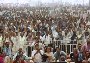આજે વડોદરા ખાતે માનનીય પ્રધાનમંત્રી શ્રી નરેન્દ્ર મોદીજીએ 'સરદારધામ-3' સંકુલનું ભવ્ય લોકાર્પણ કર્યું અને વિશાળ જનમેદનીને સંબોધિત કરી. આ ઐતિહાસિક અવસરે અખંડ ભારતના શિલ્પી સરદાર સાહેબના સંકલ્પોને સાકાર કરી રહેલા આપણા લોકલાડીલા પ્રધાનમંત્રી શ્રી Narendra Modi જીનું સમસ્ત પાટીદાર સમાજ દ્વારા 'સરદાર ગૌરવ રત્ન'થી વિશેષ સન્માન કરવામાં આવ્યું. આ સન્માન એ રાષ્ટ્ર પ્રથમની ભાવના અને સમાજ પ્રત્યેના તેમના અતૂટ સમર્પણનું પ્રતીક છે. આ પ્રસંગે માનનીય મુખ્યમંત્રી શ્રી Bhupendra Patel , પ્રદેશ અધ્યક્ષ શ્રી Jagdish Panchal , નાયબ મુખ્યમંત્રી શ્રી Harsh Sanghavi  તથા મંત્રીશ્રીઓ, સાંસદશ્રીઓ, ધારાસભ્યશ્રીઓ અને સમાજના આગેવાનો ઉપસ્થિત રહ્યા.