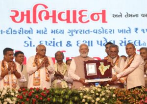 આજે વડોદરા ખાતે માનનીય પ્રધાનમંત્રી શ્રી નરેન્દ્ર મોદીજીએ 'સરદારધામ-3' સંકુલનું ભવ્ય લોકાર્પણ કર્યું અને વિશાળ જનમેદનીને સંબોધિત કરી. આ ઐતિહાસિક અવસરે અખંડ ભારતના શિલ્પી સરદાર સાહેબના સંકલ્પોને સાકાર કરી રહેલા આપણા લોકલાડીલા પ્રધાનમંત્રી શ્રી Narendra Modi જીનું સમસ્ત પાટીદાર સમાજ દ્વારા 'સરદાર ગૌરવ રત્ન'થી વિશેષ સન્માન કરવામાં આવ્યું. આ સન્માન એ રાષ્ટ્ર પ્રથમની ભાવના અને સમાજ પ્રત્યેના તેમના અતૂટ સમર્પણનું પ્રતીક છે. આ પ્રસંગે માનનીય મુખ્યમંત્રી શ્રી Bhupendra Patel , પ્રદેશ અધ્યક્ષ શ્રી Jagdish Panchal , નાયબ મુખ્યમંત્રી શ્રી Harsh Sanghavi  તથા મંત્રીશ્રીઓ, સાંસદશ્રીઓ, ધારાસભ્યશ્રીઓ અને સમાજના આગેવાનો ઉપસ્થિત રહ્યા.