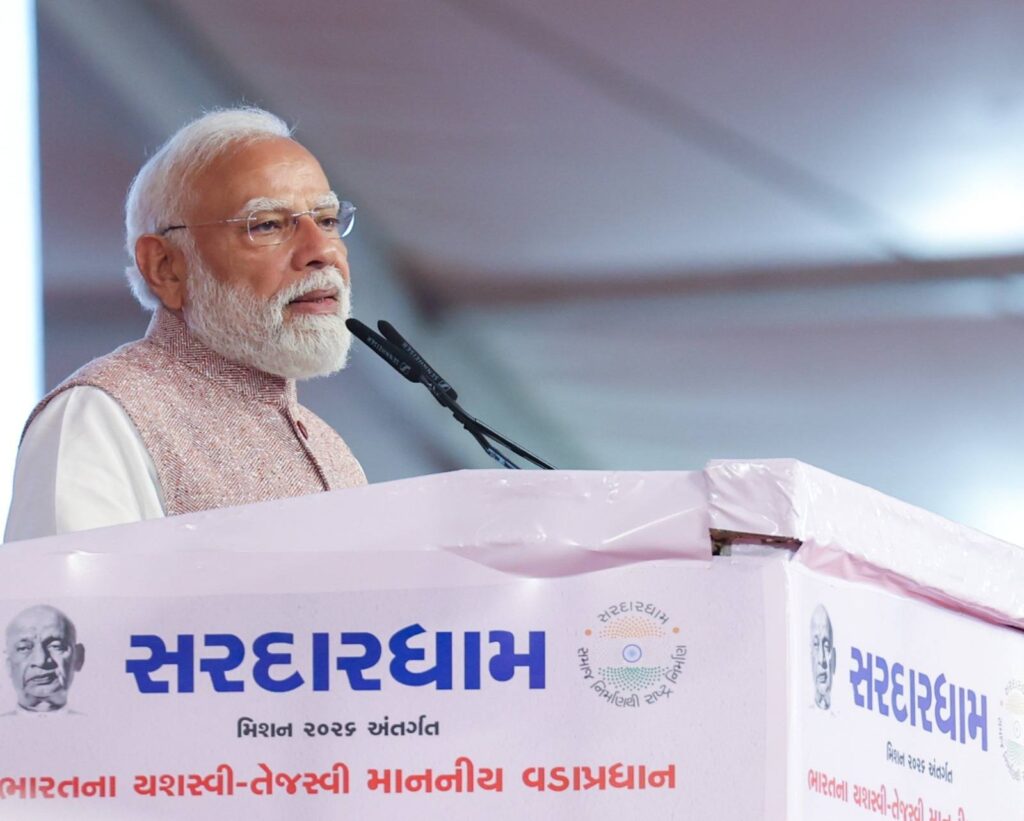 આજે વડોદરા ખાતે માનનીય પ્રધાનમંત્રી શ્રી નરેન્દ્ર મોદીજીએ 'સરદારધામ-3' સંકુલનું ભવ્ય લોકાર્પણ કર્યું અને વિશાળ જનમેદનીને સંબોધિત કરી. આ ઐતિહાસિક અવસરે અખંડ ભારતના શિલ્પી સરદાર સાહેબના સંકલ્પોને સાકાર કરી રહેલા આપણા લોકલાડીલા પ્રધાનમંત્રી શ્રી Narendra Modi જીનું સમસ્ત પાટીદાર સમાજ દ્વારા 'સરદાર ગૌરવ રત્ન'થી વિશેષ સન્માન કરવામાં આવ્યું. આ સન્માન એ રાષ્ટ્ર પ્રથમની ભાવના અને સમાજ પ્રત્યેના તેમના અતૂટ સમર્પણનું પ્રતીક છે. આ પ્રસંગે માનનીય મુખ્યમંત્રી શ્રી Bhupendra Patel , પ્રદેશ અધ્યક્ષ શ્રી Jagdish Panchal , નાયબ મુખ્યમંત્રી શ્રી Harsh Sanghavi  તથા મંત્રીશ્રીઓ, સાંસદશ્રીઓ, ધારાસભ્યશ્રીઓ અને સમાજના આગેવાનો ઉપસ્થિત રહ્યા.