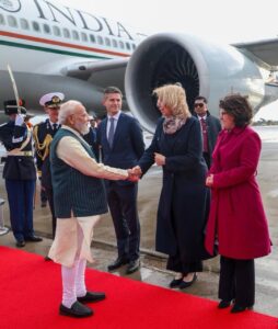 માનનીય પ્રધાનમંત્રી શ્રી Narendra Modi જીનું નેધરલેન્ડ્સના એમસ્ટરડેમ ખાતે ભવ્ય સ્વાગત કરવામાં આવ્યું.  ભારત-EU મુક્ત વ્યાપાર કરાર (FTA) દ્વારા વેપાર અને રોકાણના ક્ષેત્રે વૈશ્વિક સ્તરે ભારતનો ડંકો વાગી રહ્યો છે, ત્યારે માનનીય પ્રધાનમંત્રીશ્રીની આ મુલાકાત ભારત-નેધરલેન્ડ્સના સંબંધોને નવી ઊંચાઈએ લઈ જશે તેમજ સેમિકન્ડક્ટર્સ, જળ વ્યવસ્થાપન અને ક્લીન એનર્જી જેવા ક્ષેત્રોમાં આપણી ભાગીદારી વધુ મજબૂત બનશે