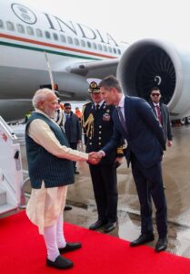 માનનીય પ્રધાનમંત્રી શ્રી Narendra Modi જીનું નેધરલેન્ડ્સના એમસ્ટરડેમ ખાતે ભવ્ય સ્વાગત કરવામાં આવ્યું. ભારત-EU મુક્ત વ્યાપાર કરાર (FTA) દ્વારા વેપાર અને રોકાણના ક્ષેત્રે વૈશ્વિક સ્તરે ભારતનો ડંકો વાગી રહ્યો છે, ત્યારે માનનીય પ્રધાનમંત્રીશ્રીની આ મુલાકાત ભારત-નેધરલેન્ડ્સના સંબંધોને નવી ઊંચાઈએ લઈ જશે તેમજ સેમિકન્ડક્ટર્સ, જળ વ્યવસ્થાપન અને ક્લીન એનર્જી જેવા ક્ષેત્રોમાં આપણી ભાગીદારી વધુ મજબૂત બનશે