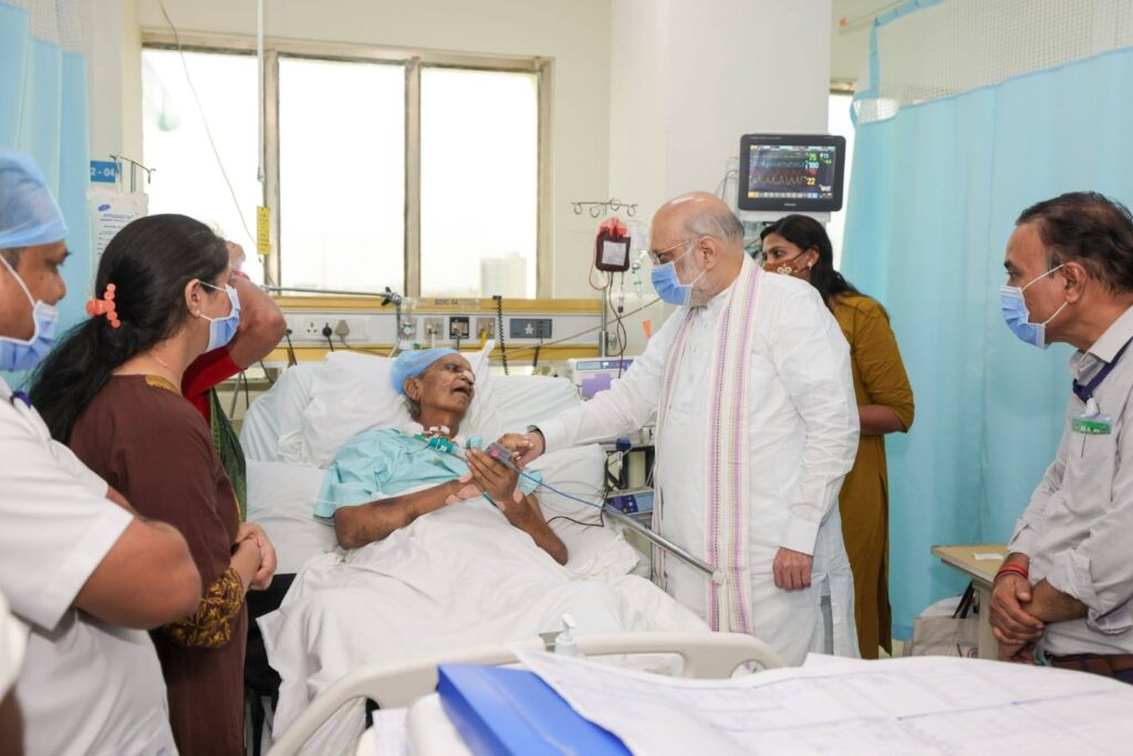 કાર્યકર્તાઓની ચિંતા અને સંવેદનશીલતા એ જ ભાજપના સંસ્કાર! માનનીય કેન્દ્રીય ગૃહ અને સહકાર મંત્રી શ્રી Amit Shah આજે ગાંધીનગરના દશેલા ખાતે 'મધુર ડેરી'ના નવનિર્મિત પ્લાન્ટના ઉદ્ઘાટન કાર્યક્રમમાં ઉપસ્થિત રહ્યા હતા. આ દરમિયાન તેમને દશેલા ગામના ભારતીય જનતા પાર્ટીના અત્યંત વરિષ્ઠ કાર્યકર્તા શ્રી રમેશભાઈ ચૌધરીની નાદુરસ્ત તબિયતના સમાચાર મળ્યા હતા. વ્યસ્ત કાર્યક્રમો વચ્ચે પણ સંવેદનશીલતા દાખવીને આદરણીય શ્રી અમિતભાઈ શાહ તાત્કાલિક હોસ્પિટલ પહોંચ્યા હતા અને શ્રી રમેશભાઈ ચૌધરીજીની મુલાકાત લઈ તેમના ખબર-અંતર પૂછ્યા હતા તેમજ તેમના ઝડપી સ્વાસ્થ્ય લાભ માટે ઈશ્વરને પ્રાર્થના કરી હતી