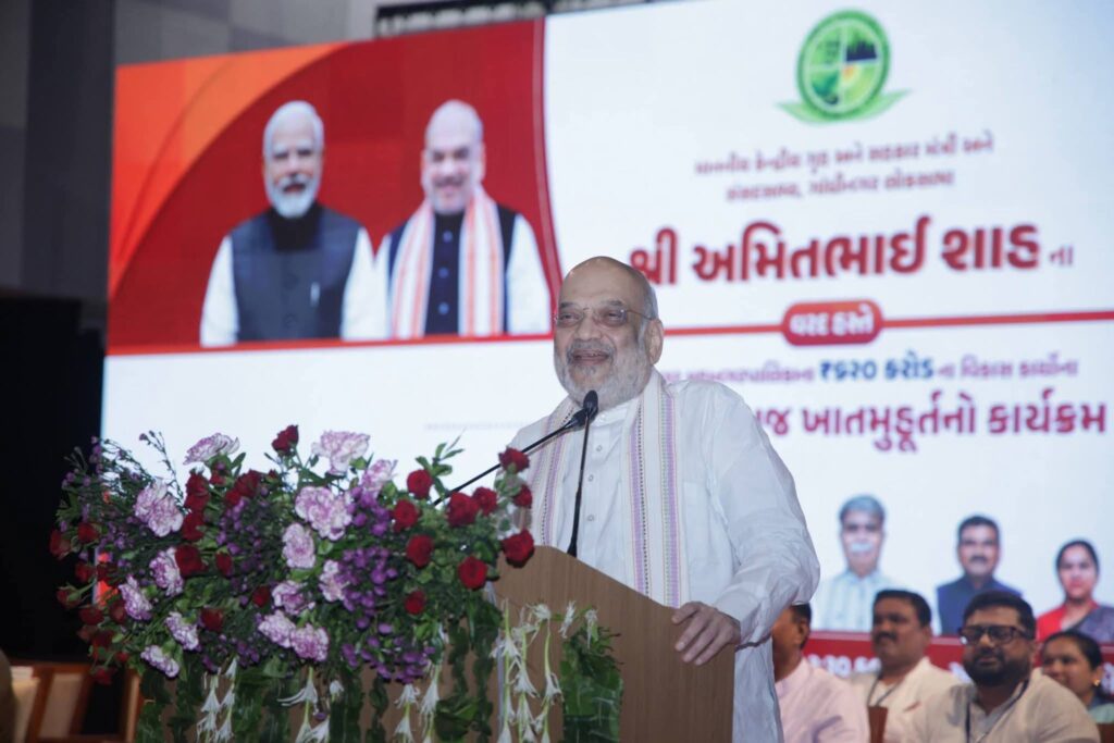 ગાંધીનગરમાં આજે માનનીય કેન્દ્રીય ગૃહ અને સહકાર મંત્રી આદરણીય શ્રી Amit Shah ના વરદ્હસ્તે તથા માનનીય મુખ્યમંત્રી શ્રી Bhupendra Patel ની વિશેષ ઉપસ્થિતિમાં ગાંધીનગર મહાનગરપાલિકા વિસ્તારમાં ₹620 કરોડથી વધુના પ્રજાલક્ષી વિકાસકાર્યોના લોકાર્પણ અને ખાતમુહૂર્ત સંપન્ન થયા.  નગરજનોના 'ઈઝ ઓફ લિવિંગ'માં વધારો કરવાના સંકલ્પ સાથે અત્યાધુનિક યોગ સ્ટુડિયો, પુસ્તકાલય, નવનિર્મિત ટાંકી અને નર્મદા જળ વિતરણ વ્યવસ્થા, તળાવ અને ગાર્ડન બ્યુટિફિકેશન, પ્રાથમિક આરોગ્ય કેન્દ્ર સહિતના અનેકવિધ ઈન્ફ્રાસ્ટ્રક્ચર ડેવલપમેન્ટના કામોની ભેટ ગાંધીનગરને મળી છે.