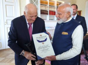 मोदी जी ने फिर बढ़ाया भारत का मान माननीय प्रधानमंत्री श्री Narendra Modi जी को नॉर्वे के सर्वोच्च सम्मान 'रॉयल नॉर्वेजियन ऑर्डर ऑफ मेरिट - ग्रैंड क्रॉस' से सम्मानित किया गया। यह सम्मान 140 करोड़ भारतीयों के गौरव, भारत की बढ़ती वैश्विक प्रतिष्ठा और प्रधानमंत्री मोदी जी के दूरदर्शी नेतृत्व का प्रतीक है।