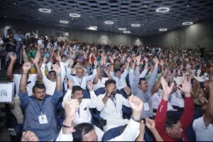 ગાંધીનગરમાં આજે માનનીય કેન્દ્રીય ગૃહ અને સહકાર મંત્રી આદરણીય શ્રી Amit Shah ના વરદ્હસ્તે તથા માનનીય મુખ્યમંત્રી શ્રી Bhupendra Patel ની વિશેષ ઉપસ્થિતિમાં ગાંધીનગર મહાનગરપાલિકા વિસ્તારમાં ₹620 કરોડથી વધુના પ્રજાલક્ષી વિકાસકાર્યોના લોકાર્પણ અને ખાતમુહૂર્ત સંપન્ન થયા.  નગરજનોના 'ઈઝ ઓફ લિવિંગ'માં વધારો કરવાના સંકલ્પ સાથે અત્યાધુનિક યોગ સ્ટુડિયો, પુસ્તકાલય, નવનિર્મિત ટાંકી અને નર્મદા જળ વિતરણ વ્યવસ્થા, તળાવ અને ગાર્ડન બ્યુટિફિકેશન, પ્રાથમિક આરોગ્ય કેન્દ્ર સહિતના અનેકવિધ ઈન્ફ્રાસ્ટ્રક્ચર ડેવલપમેન્ટના કામોની ભેટ ગાંધીનગરને મળી છે.