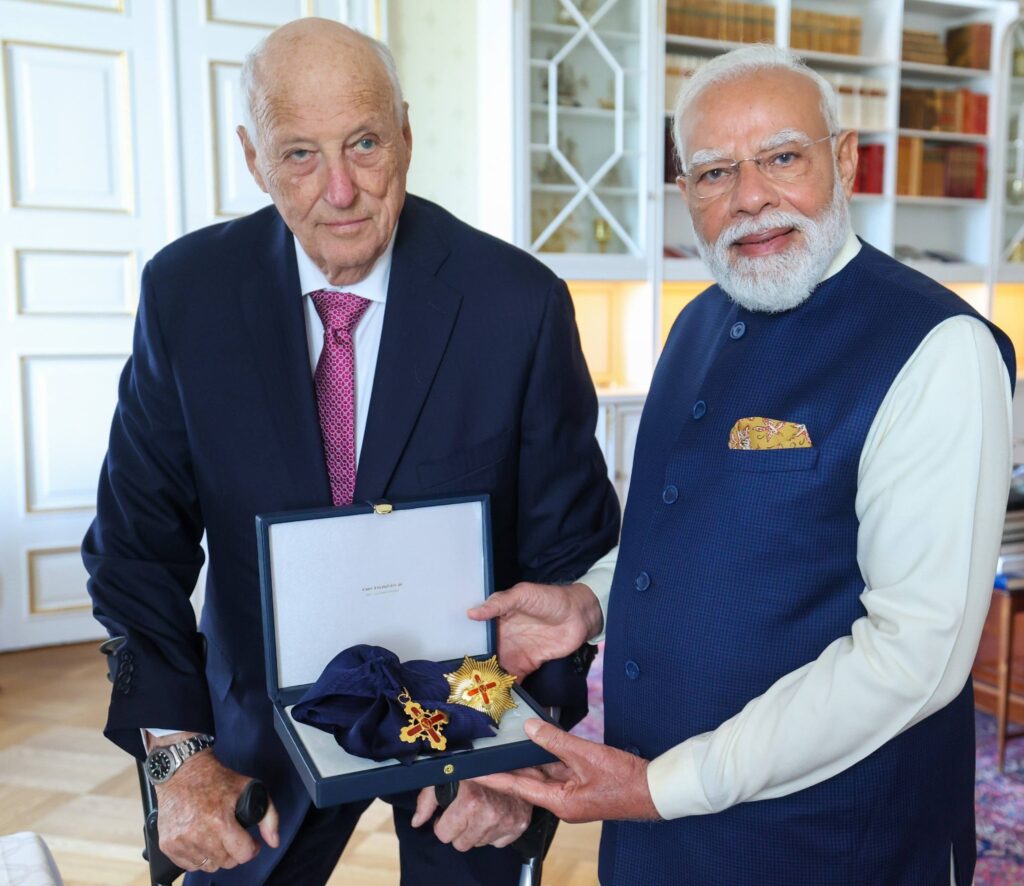 मोदी जी ने फिर बढ़ाया भारत का मान माननीय प्रधानमंत्री श्री Narendra Modi जी को नॉर्वे के सर्वोच्च सम्मान 'रॉयल नॉर्वेजियन ऑर्डर ऑफ मेरिट - ग्रैंड क्रॉस' से सम्मानित किया गया। यह सम्मान 140 करोड़ भारतीयों के गौरव, भारत की बढ़ती वैश्विक प्रतिष्ठा और प्रधानमंत्री मोदी जी के दूरदर्शी नेतृत्व का प्रतीक है।