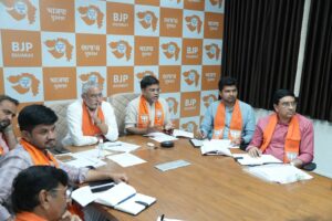 માનનીય પ્રધાનમંત્રી શ્રી Narendra Modi સાહેબના નેતૃત્વમાં કેન્દ્ર સરકારના સફળ 12 વર્ષ પૂર્ણ થવા જઈ રહ્યા છે, ત્યારે આજે પ્રદેશ કાર્યાલય 'શ્રી કમલમ્' ખાતે પ્રદેશ અધ્યક્ષ શ્રી Jagdish Panchal ની અધ્યક્ષતામાં આયોજિત વર્ચ્યુઅલ બેઠકમાં 2000થી વધુ કાર્યકર્તાઓ જોડાયા.  આ બેઠકમાં પ્રદેશ સંગઠન મહામંત્રી શ્રી રત્નાકરજી, પ્રદેશ મહામંત્રી ડૉ.પ્રશાંતભાઈ કોરાટ, શ્રી અજયભાઈ બ્રહ્મભટ્ટ, શ્રી હિતેન્દ્રસિંહ ચૌહાણ અને પ્રદેશ ઉપાધ્યક્ષ શ્રી ભરતભાઈ પંડ્યા ઉપસ્થિત રહ્યાં તથા રાજ્ય સરકારના મંત્રીશ્રીઓ, સાંસદશ્રીઓ, ધારાસભ્યશ્રીઓ અને  જિલ્લાના હોદ્દેદારશ્રીઓ વર્ચ્યુઅલી જોડાયા.