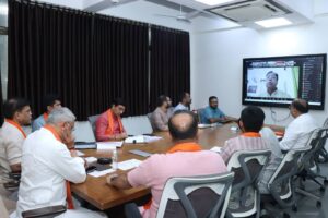 માનનીય પ્રધાનમંત્રી શ્રી Narendra Modi સાહેબના નેતૃત્વમાં કેન્દ્ર સરકારના સફળ 12 વર્ષ પૂર્ણ થવા જઈ રહ્યા છે, ત્યારે આજે પ્રદેશ કાર્યાલય 'શ્રી કમલમ્' ખાતે પ્રદેશ અધ્યક્ષ શ્રી Jagdish Panchal ની અધ્યક્ષતામાં આયોજિત વર્ચ્યુઅલ બેઠકમાં 2000થી વધુ કાર્યકર્તાઓ જોડાયા.  આ બેઠકમાં પ્રદેશ સંગઠન મહામંત્રી શ્રી રત્નાકરજી, પ્રદેશ મહામંત્રી ડૉ.પ્રશાંતભાઈ કોરાટ, શ્રી અજયભાઈ બ્રહ્મભટ્ટ, શ્રી હિતેન્દ્રસિંહ ચૌહાણ અને પ્રદેશ ઉપાધ્યક્ષ શ્રી ભરતભાઈ પંડ્યા ઉપસ્થિત રહ્યાં તથા રાજ્ય સરકારના મંત્રીશ્રીઓ, સાંસદશ્રીઓ, ધારાસભ્યશ્રીઓ અને  જિલ્લાના હોદ્દેદારશ્રીઓ વર્ચ્યુઅલી જોડાયા.