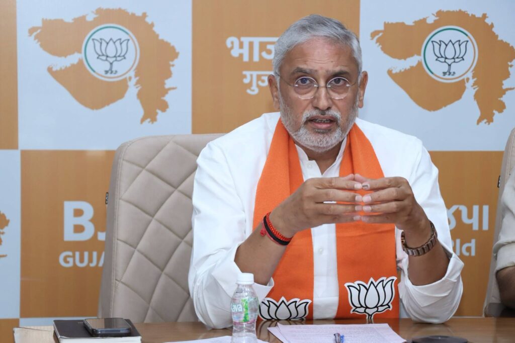માનનીય પ્રધાનમંત્રી શ્રી Narendra Modi સાહેબના નેતૃત્વમાં કેન્દ્ર સરકારના સફળ 12 વર્ષ પૂર્ણ થવા જઈ રહ્યા છે, ત્યારે આજે પ્રદેશ કાર્યાલય 'શ્રી કમલમ્' ખાતે પ્રદેશ અધ્યક્ષ શ્રી Jagdish Panchal ની અધ્યક્ષતામાં આયોજિત વર્ચ્યુઅલ બેઠકમાં 2000થી વધુ કાર્યકર્તાઓ જોડાયા. આ બેઠકમાં પ્રદેશ સંગઠન મહામંત્રી શ્રી રત્નાકરજી, પ્રદેશ મહામંત્રી ડૉ.પ્રશાંતભાઈ કોરાટ, શ્રી અજયભાઈ બ્રહ્મભટ્ટ, શ્રી હિતેન્દ્રસિંહ ચૌહાણ અને પ્રદેશ ઉપાધ્યક્ષ શ્રી ભરતભાઈ પંડ્યા ઉપસ્થિત રહ્યાં તથા રાજ્ય સરકારના મંત્રીશ્રીઓ, સાંસદશ્રીઓ, ધારાસભ્યશ્રીઓ અને જિલ્લાના હોદ્દેદારશ્રીઓ વર્ચ્યુઅલી જોડાયા. માનનીય પ્રધાનમંત્રી શ્રી Narendra Modi સાહેબના નેતૃત્વમાં કેન્દ્ર સરકારના સફળ 12 વર્ષ પૂર્ણ થવા જઈ રહ્યા છે, ત્યારે આજે પ્રદેશ કાર્યાલય 'શ્રી કમલમ્' ખાતે પ્રદેશ અધ્યક્ષ શ્રી Jagdish Panchal ની અધ્યક્ષતામાં આયોજિત વર્ચ્યુઅલ બેઠકમાં 2000થી વધુ કાર્યકર્તાઓ જોડાયા. આ બેઠકમાં પ્રદેશ સંગઠન મહામંત્રી શ્રી રત્નાકરજી, પ્રદેશ મહામંત્રી ડૉ.પ્રશાંતભાઈ કોરાટ, શ્રી અજયભાઈ બ્રહ્મભટ્ટ, શ્રી હિતેન્દ્રસિંહ ચૌહાણ અને પ્રદેશ ઉપાધ્યક્ષ શ્રી ભરતભાઈ પંડ્યા ઉપસ્થિત રહ્યાં તથા રાજ્ય સરકારના મંત્રીશ્રીઓ, સાંસદશ્રીઓ, ધારાસભ્યશ્રીઓ અને જિલ્લાના હોદ્દેદારશ્રીઓ વર્ચ્યુઅલી જોડાયા.