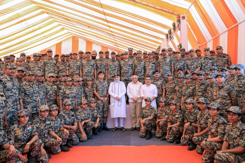 માનનીય કેન્દ્રીય ગૃહ અને સહકાર મંત્રી શ્રીઅમિત શાહે આજે કચ્છની G-7 બોર્ડર આઉટપોસ્ટ પર BSFના જવાનો સાથે અલ્પાહાર કરી સંવાદ કર્યો. માનનીય કેન્દ્રીય ગૃહ અને સહકાર મંત્રી શ્રીઅમિત શાહે આજે કચ્છની G-7 બોર્ડર આઉટપોસ્ટ પર BSFના જવાનો સાથે અલ્પાહાર કરી સંવાદ કર્યો.