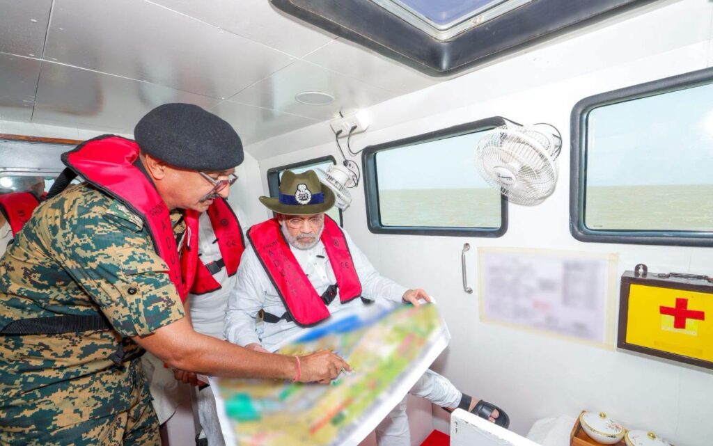 માનનીય કેન્દ્રીય ગૃહ અને સહકાર મંત્રી શ્રીઅમિત શાહે આજે ભારત-પાકિસ્તાન બોર્ડર પર સ્થિત 'હરામી નાળા' વિસ્તારની મુલાકાત લીધી અને સુરક્ષા વ્યવસ્થાની સમીક્ષા કરી. માનનીય કેન્દ્રીય ગૃહ અને સહકાર મંત્રી શ્રીઅમિત શાહે આજે ભારત-પાકિસ્તાન બોર્ડર પર સ્થિત 'હરામી નાળા' વિસ્તારની મુલાકાત લીધી અને સુરક્ષા વ્યવસ્થાની સમીક્ષા કરી.