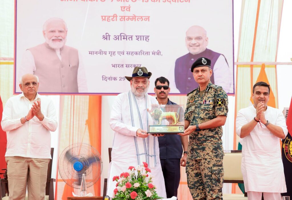 માનનીય કેન્દ્રીય ગૃહ અને સહકાર મંત્રી શ્રી Amit Shah એ ભુજ ખાતે બોર્ડર આઉટ પોસ્ટ G-7 અને G-13નું ઉદ્ઘાટન કર્યું તેમજ દિવસ-રાત આપણી સુરક્ષા માટે સમર્પિત BSFના જવાનો સાથે સંવાદ કર્યો. આ પ્રસંગે માન.મુખ્યમંત્રી શ્રી Bhupendra Patel અને નાયબ મુખ્યમંત્રી શ્રી Harsh Sanghavi વિશેષ ઉપસ્થિત રહ્યા. માનનીય કેન્દ્રીય ગૃહ અને સહકાર મંત્રી શ્રી Amit Shah એ ભુજ ખાતે બોર્ડર આઉટ પોસ્ટ G-7 અને G-13નું ઉદ્ઘાટન કર્યું તેમજ દિવસ-રાત આપણી સુરક્ષા માટે સમર્પિત BSFના જવાનો સાથે સંવાદ કર્યો. આ પ્રસંગે માન.મુખ્યમંત્રી શ્રી Bhupendra Patel અને નાયબ મુખ્યમંત્રી શ્રી Harsh Sanghavi વિશેષ ઉપસ્થિત રહ્યા.