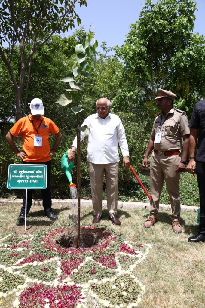માનનીય કેન્દ્રીય ગૃહ અને સહકાર મંત્રી શ્રી અમિતભાઈ શાહના શુભહસ્તે તથા માનનીય મુખ્યમંત્રી શ્રી ભૂપેન્દ્રભાઈ પટેલની વિશેષ ઉપસ્થિતિમાં કલોલ તાલુકાના વડસર ખાતે આનંદમ્ પરિવાર દ્વારા CSR ફંડમાંથી નવીનીકરણ પામેલ આનંદમ્ જેડવા તળાવનું લોકાર્પણ કરવામાં આવ્યું. આ અવસરે મહાનુભાવો દ્વારા 'એક પેડ માં કે નામ' અભિયાન અંતર્ગત વૃક્ષારોપણ કરવામાં આવ્યું. માનનીય કેન્દ્રીય ગૃહ અને સહકાર મંત્રી શ્રી અમિતભાઈ શાહના શુભહસ્તે તથા માનનીય મુખ્યમંત્રી શ્રી ભૂપેન્દ્રભાઈ પટેલની વિશેષ ઉપસ્થિતિમાં કલોલ તાલુકાના વડસર ખાતે આનંદમ્ પરિવાર દ્વારા CSR ફંડમાંથી નવીનીકરણ પામેલ આનંદમ્ જેડવા તળાવનું લોકાર્પણ કરવામાં આવ્યું. આ અવસરે મહાનુભાવો દ્વારા 'એક પેડ માં કે નામ' અભિયાન અંતર્ગત વૃક્ષારોપણ કરવામાં આવ્યું.