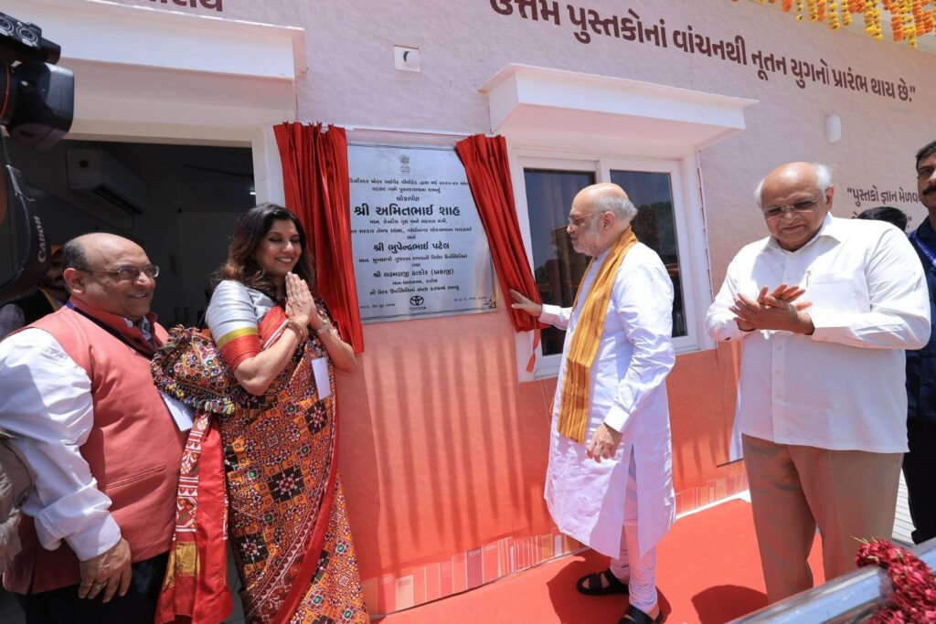 માનનીય કેન્દ્રીય ગૃહ અને સહકાર મંત્રી શ્રી અમિતભાઈ શાહના શુભહસ્તે અને માનનીય મુખ્યમંત્રી શ્રી ભૂપેન્દ્રભાઈ પટેલની વિશેષ ઉપસ્થિતિમાં ગાંધીનગર જિલ્લાના વડસર ગામ ખાતે ટોયોટા કિર્લોસ્કર કંપની દ્વારા નિર્મિત લાઈબ્રેરીનું લોકાર્પણ કરવામાં આવ્યું. જિલ્લા વહીવટી તંત્ર અને ટોયોટા કિર્લોસ્કરના સંયુક્ત સાહસથી પ્રથમ તબક્કે ગાંધીનગર અને કલોલના 20 ગામોમાં આ પ્રકારે પ્રિ-ફેબ્રિકેટેડ લાઇબ્રેરીઓનું નિર્માણ થઈ રહ્યું છે. આ અવસરે ગાંધીનગર જિલ્લાના અન્ય 40 ગામોમાં ફેઝ-2 અંતર્ગત જિલ્લા વહીવટી તંત્ર અને ટોયોટા કિર્લોસ્કરના સંયુક્ત ઉપક્રમે આધુનિક સુવિધાઓથી સજ્જ પ્રિફેબ્રિકેટેડ લાઈબ્રેરીના નિર્માણ માટેના MoU થયા. માનનીય કેન્દ્રીય ગૃહ અને સહકાર મંત્રી શ્રી અમિતભાઈ શાહના શુભહસ્તે અને માનનીય મુખ્યમંત્રી શ્રી ભૂપેન્દ્રભાઈ પટેલની વિશેષ ઉપસ્થિતિમાં ગાંધીનગર જિલ્લાના વડસર ગામ ખાતે ટોયોટા કિર્લોસ્કર કંપની દ્વારા નિર્મિત લાઈબ્રેરીનું લોકાર્પણ કરવામાં આવ્યું. જિલ્લા વહીવટી તંત્ર અને ટોયોટા કિર્લોસ્કરના સંયુક્ત સાહસથી પ્રથમ તબક્કે ગાંધીનગર અને કલોલના 20 ગામોમાં આ પ્રકારે પ્રિ-ફેબ્રિકેટેડ લાઇબ્રેરીઓનું નિર્માણ થઈ રહ્યું છે. આ અવસરે ગાંધીનગર જિલ્લાના અન્ય 40 ગામોમાં ફેઝ-2 અંતર્ગત જિલ્લા વહીવટી તંત્ર અને ટોયોટા કિર્લોસ્કરના સંયુક્ત ઉપક્રમે આધુનિક સુવિધાઓથી સજ્જ પ્રિફેબ્રિકેટેડ લાઈબ્રેરીના નિર્માણ માટેના MoU થયા.