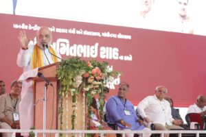 સોનીપુરથી વહી વિકાસની સરવાણી...  માનનીય કેન્દ્રીય ગૃહ અને સહકાર મંત્રી શ્રી અમિતભાઈ શાહના વરદ્હસ્તે અને માનનીય મુખ્યમંત્રી શ્રી ભૂપેન્દ્રભાઈ પટેલની વિશેષ ઉપસ્થિતિમાં આજે ગાંધીનગર લોકસભા મતક્ષેત્રના સોનીપુર ગામ ખાતેથી ₹340 કરોડના વિવિધ વિકાસ કાર્યોનું લોકાર્પણ અને ખાતમુહૂર્ત સંપન્ન થયું.  આ પ્રકલ્પો અંતર્ગત જિલ્લાની રોડ કનેક્ટિવિટીમાં વધારો કરતા વિવિધ રોડ-રસ્તાઓ, શાળાઓનું અપગ્રેડેશન, આધુનિક પુસ્તકાલયો તેમજ તળાવોના નવીનીકરણ સહિતના કામો નાગરિકોના 'ઇઝ ઓફ લિવિંગ' અને સુખાકારીમાં વધારો કરશે.