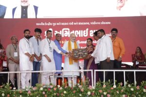 સોનીપુરથી વહી વિકાસની સરવાણી...  માનનીય કેન્દ્રીય ગૃહ અને સહકાર મંત્રી શ્રી અમિતભાઈ શાહના વરદ્હસ્તે અને માનનીય મુખ્યમંત્રી શ્રી ભૂપેન્દ્રભાઈ પટેલની વિશેષ ઉપસ્થિતિમાં આજે ગાંધીનગર લોકસભા મતક્ષેત્રના સોનીપુર ગામ ખાતેથી ₹340 કરોડના વિવિધ વિકાસ કાર્યોનું લોકાર્પણ અને ખાતમુહૂર્ત સંપન્ન થયું.  આ પ્રકલ્પો અંતર્ગત જિલ્લાની રોડ કનેક્ટિવિટીમાં વધારો કરતા વિવિધ રોડ-રસ્તાઓ, શાળાઓનું અપગ્રેડેશન, આધુનિક પુસ્તકાલયો તેમજ તળાવોના નવીનીકરણ સહિતના કામો નાગરિકોના 'ઇઝ ઓફ લિવિંગ' અને સુખાકારીમાં વધારો કરશે.