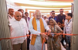 મોદી સરકારના નેતૃત્વમાં ગ્રામ પંચાયતો ગ્રામીણ વિકાસનું કેન્દ્ર બની રહી છે.  માનનીય કેન્દ્રીય ગૃહ અને સહકાર મંત્રી શ્રી અમિતભાઈ શાહના શુભહસ્તે તથા માનનીય મુખ્યમંત્રી શ્રી ભૂપેન્દ્રભાઈ પટેલની વિશેષ ઉપસ્થિતિમાં આજે કલોલની ખાત્રજ ગ્રામ પંચાયત કાર્યાલયનું લોકાર્પણ સંપન્ન થયું.