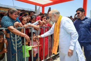મોદી સરકારના નેતૃત્વમાં ગ્રામ પંચાયતો ગ્રામીણ વિકાસનું કેન્દ્ર બની રહી છે.  માનનીય કેન્દ્રીય ગૃહ અને સહકાર મંત્રી શ્રી અમિતભાઈ શાહના શુભહસ્તે તથા માનનીય મુખ્યમંત્રી શ્રી ભૂપેન્દ્રભાઈ પટેલની વિશેષ ઉપસ્થિતિમાં આજે કલોલની ખાત્રજ ગ્રામ પંચાયત કાર્યાલયનું લોકાર્પણ સંપન્ન થયું.
