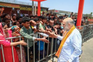 મોદી સરકારના નેતૃત્વમાં ગ્રામ પંચાયતો ગ્રામીણ વિકાસનું કેન્દ્ર બની રહી છે.  માનનીય કેન્દ્રીય ગૃહ અને સહકાર મંત્રી શ્રી અમિતભાઈ શાહના શુભહસ્તે તથા માનનીય મુખ્યમંત્રી શ્રી ભૂપેન્દ્રભાઈ પટેલની વિશેષ ઉપસ્થિતિમાં આજે કલોલની ખાત્રજ ગ્રામ પંચાયત કાર્યાલયનું લોકાર્પણ સંપન્ન થયું.