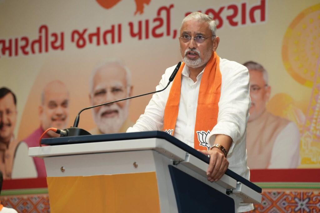 સક્ષમ કાર્યકર્તા, સશક્ત સંગઠન  પંડિત દીનદયાળ ઉપાધ્યાય પ્રશિક્ષણ મહાઅભિયાન 2026 અંતર્ગત આજે પ્રદેશ કાર્યાલય 'શ્રી કમલમ્' ખાતે પ્રદેશ અધ્યક્ષ શ્રી Jagdish Panchal ની અધ્યક્ષતામાં તેમજ રાષ્ટ્રીય સહ સંગઠન મહામંત્રી અને અભિયાનના સંયોજક શ્રી શિવપ્રકાશજી તથા મુખ્યમંત્રી શ્રી Bhupendra Patel ની વિશેષ ઉપસ્થિતિમાં 'પ્રદેશ આયોજન બેઠક' યોજાઈ.  આ પ્રસંગે નાયબ મુખ્યમંત્રી શ્રી Harsh Sanghavi , પ્રદેશ સંગઠન મહામંત્રી શ્રી રત્નાકરજી, મધ્ય અને પશ્ચિમ ઝોનના ઇન્ચાર્જ શ્રી કે.સી.પટેલ, પ્રદેશ મહામંત્રીશ્રીઓ સહિત પ્રદેશ પદાધિકારીશ્રીઓ, જિલ્લા/મહાનગરના પ્રમુખશ્રીઓ, મહામંત્રીઓશ્રીઓ અને પ્રભારીઓશ્રીઓ ઉપસ્થિત રહ્યાં