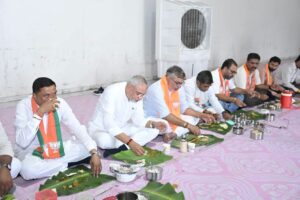 ભારતીય જનતા પાર્ટીનો 'પરિવારભાવ' પ્રદેશ અધ્યક્ષ શ્રી Jagdish Panchal એ આજે બાયડ ખાતે અરવલ્લી જિલ્લાના કાર્યકર્તાઓ સાથે 'ટિફિન બેઠક'માં ભોજન ગ્રહણ કર્યું.