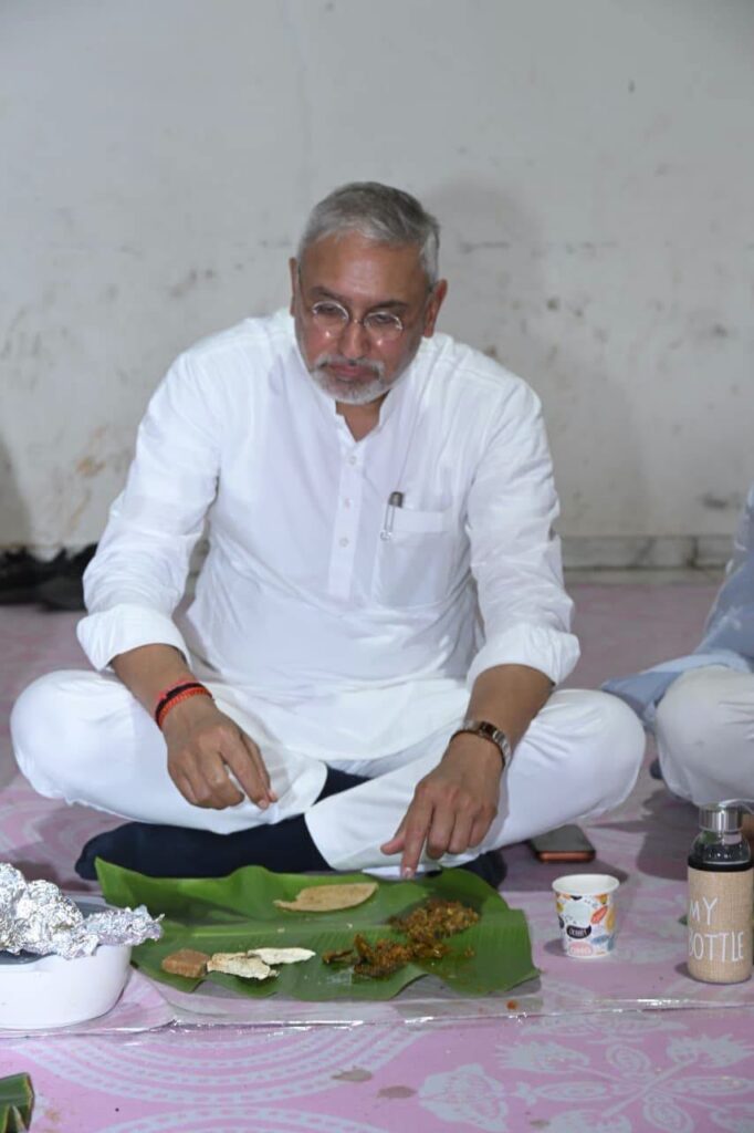 ભારતીય જનતા પાર્ટીનો 'પરિવારભાવ' પ્રદેશ અધ્યક્ષ શ્રી Jagdish Panchal એ આજે બાયડ ખાતે અરવલ્લી જિલ્લાના કાર્યકર્તાઓ સાથે 'ટિફિન બેઠક'માં ભોજન ગ્રહણ કર્યું.