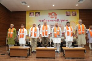 સક્ષમ કાર્યકર્તા, સશક્ત સંગઠન  પંડિત દીનદયાળ ઉપાધ્યાય પ્રશિક્ષણ મહાઅભિયાન 2026 અંતર્ગત આજે પ્રદેશ કાર્યાલય 'શ્રી કમલમ્' ખાતે પ્રદેશ અધ્યક્ષ શ્રી Jagdish Panchal ની અધ્યક્ષતામાં તેમજ રાષ્ટ્રીય સહ સંગઠન મહામંત્રી અને અભિયાનના સંયોજક શ્રી શિવપ્રકાશજી તથા મુખ્યમંત્રી શ્રી Bhupendra Patel ની વિશેષ ઉપસ્થિતિમાં 'પ્રદેશ આયોજન બેઠક' યોજાઈ.  આ પ્રસંગે નાયબ મુખ્યમંત્રી શ્રી Harsh Sanghavi , પ્રદેશ સંગઠન મહામંત્રી શ્રી રત્નાકરજી, મધ્ય અને પશ્ચિમ ઝોનના ઇન્ચાર્જ શ્રી કે.સી.પટેલ, પ્રદેશ મહામંત્રીશ્રીઓ સહિત પ્રદેશ પદાધિકારીશ્રીઓ, જિલ્લા/મહાનગરના પ્રમુખશ્રીઓ, મહામંત્રીઓશ્રીઓ અને પ્રભારીઓશ્રીઓ ઉપસ્થિત રહ્યાં