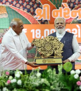 સુરતના આંગણે વહી વિકાસની સરવાણી... માનનીય પ્રધાનમંત્રી શ્રી Narendra Modi જીએ 'વિકસિત ગુજરાત, વિકસિત ભારત'ના મંત્રને ચરિતાર્થ કરતા આજે સુરત ખાતેથી ₹18,000 કરોડથી વધુ વિકાસ પ્રકલ્પોનું લોકાર્પણ અને ખાતમુહૂર્ત કર્યું.  આ અવસરે માનનીય મુખ્યમંત્રી શ્રી Bhupendra Patel , પ્રદેશ અધ્યક્ષ શ્રી Jagdish Panchal , કેન્દ્રીય જળશક્તિ મંત્રી શ્રી C R Paatil , નાયબ મુખ્યમંત્રી શ્રી Harsh Sanghavi સહિત રાજ્ય સરકારના મંત્રીશ્રીઓ, સાંસદશ્રીઓ, ધારાસભ્યશ્રીઓ અને સંગઠનના હોદ્દેદારો તથા મોટી સંખ્યામાં સુરત વાસીઓ ઉપસ્થિત રહ્યાં.