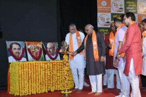 સ્વચ્છ પર્યાવરણ, સ્વસ્થ જીવન  'એક પેડ મા કે નામ' અભિયાન અંતર્ગત આજે ગુજરાત યુનિવર્સિટી કન્વેન્શન સેન્ટર ખાતે ગાંધીનગર લોકસભાની બૃહદ બેઠક માનનીય મુખ્યમંત્રી શ્રીભૂપેન્દ્ર પટેલ  અને પ્રદેશ અધ્યક્ષ શ્રી જગદીશ પંચાલની વિશેષ ઉપસ્થિતિમાં સંપન્ન થઈ.  ગાંધીનગર લોકસભાના સાંસદ અને કેન્દ્રીય ગૃહ અને સહકાર મંત્રી શ્રીઅમિત શાહના નેતૃત્વમાં આ અભિયાન અંતર્ગત ગાંધીનગર લોકસભામાં કરોડોની સંખ્યામાં વૃક્ષારોપણ કરાશે.