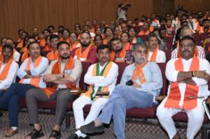 સ્વચ્છ પર્યાવરણ, સ્વસ્થ જીવન  'એક પેડ મા કે નામ' અભિયાન અંતર્ગત આજે ગુજરાત યુનિવર્સિટી કન્વેન્શન સેન્ટર ખાતે ગાંધીનગર લોકસભાની બૃહદ બેઠક માનનીય મુખ્યમંત્રી શ્રીભૂપેન્દ્ર પટેલ  અને પ્રદેશ અધ્યક્ષ શ્રી જગદીશ પંચાલની વિશેષ ઉપસ્થિતિમાં સંપન્ન થઈ.  ગાંધીનગર લોકસભાના સાંસદ અને કેન્દ્રીય ગૃહ અને સહકાર મંત્રી શ્રીઅમિત શાહના નેતૃત્વમાં આ અભિયાન અંતર્ગત ગાંધીનગર લોકસભામાં કરોડોની સંખ્યામાં વૃક્ષારોપણ કરાશે.