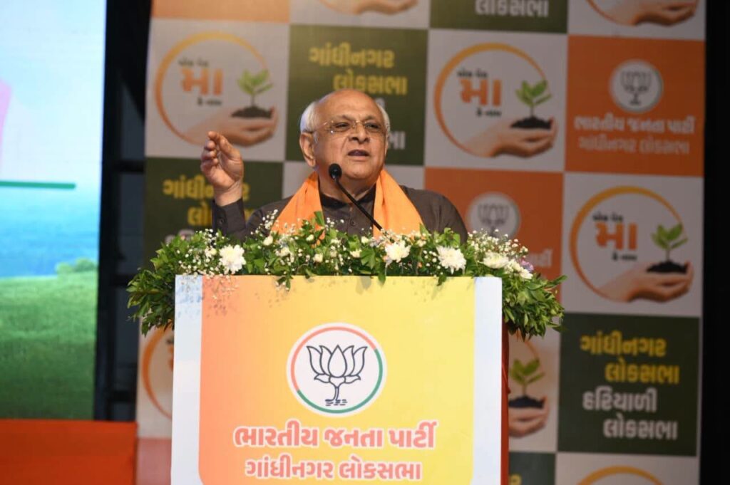 સ્વચ્છ પર્યાવરણ, સ્વસ્થ જીવન  'એક પેડ મા કે નામ' અભિયાન અંતર્ગત આજે ગુજરાત યુનિવર્સિટી કન્વેન્શન સેન્ટર ખાતે ગાંધીનગર લોકસભાની બૃહદ બેઠક માનનીય મુખ્યમંત્રી શ્રીભૂપેન્દ્ર પટેલ  અને પ્રદેશ અધ્યક્ષ શ્રી જગદીશ પંચાલની વિશેષ ઉપસ્થિતિમાં સંપન્ન થઈ.  ગાંધીનગર લોકસભાના સાંસદ અને કેન્દ્રીય ગૃહ અને સહકાર મંત્રી શ્રીઅમિત શાહના નેતૃત્વમાં આ અભિયાન અંતર્ગત ગાંધીનગર લોકસભામાં કરોડોની સંખ્યામાં વૃક્ષારોપણ કરાશે.