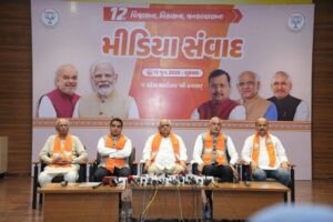 સેવાનો સંકલ્પ, વિકાસની સિદ્ધિ અને જન-જનનો વિશ્વાસ, જેના કેન્દ્રમાં છેવાડાનો માનવી હોય, એ જ સાચું સુશાસન. માનનીય પ્રધાનમંત્રી શ્રી Narendra Modi જીએ તેમના 12 વર્ષના નેતૃત્વમાં કલ્યાણકારી યોજનાઓ થકી છેવાડાના નાગરિક સુધી સુવિધા, સુરક્ષા અને સન્માન પહોંચાડીને સુશાસનની નવી મિસાલ કાયમ કરી છે. માનનીય મુખ્યમંત્રી શ્રીભૂપેન્દ્ર પટેલ , પ્રદેશ અધ્યક્ષ શ્રીજગદીશ પંચાલ અને નાયબ મુખ્યમંત્રી શ્રીહર્ષ સંઘવી  એ આજે પ્રદેશ કાર્યાલય 'શ્રી કમલમ્' ખાતે આ 12 વર્ષની યાત્રાને પ્રદર્શિત કરતી વિશેષ પ્રદર્શનીનું ઉદ્ઘાટન કર્યું તેમજ મીડિયાના મિત્રો સાથે વિસ્તૃત સંવાદ કરી સરકારની ઐતિહાસિક સિદ્ધિઓ અને લોકાભિમુખ કાર્યોની ચર્ચા કરી.