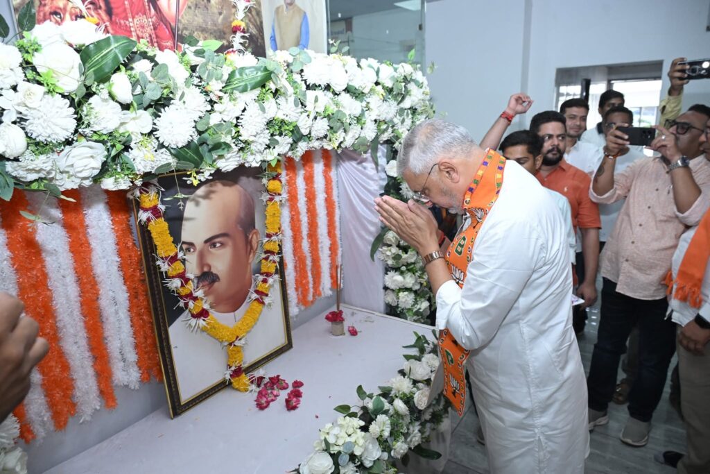 જનસંઘના સંસ્થાપક ડૉ. શ્યામા પ્રસાદ મુખર્જીના બલિદાન દિવસ પર પ્રદેશ અધ્યક્ષ શ્રીજગદીશ પંચાલે આજે નર્મદા જિલ્લા કાર્યાલય 'શ્રી કમલમ્' ખાતે તેમને પુષ્પાંજલિ અર્પણ કરી.