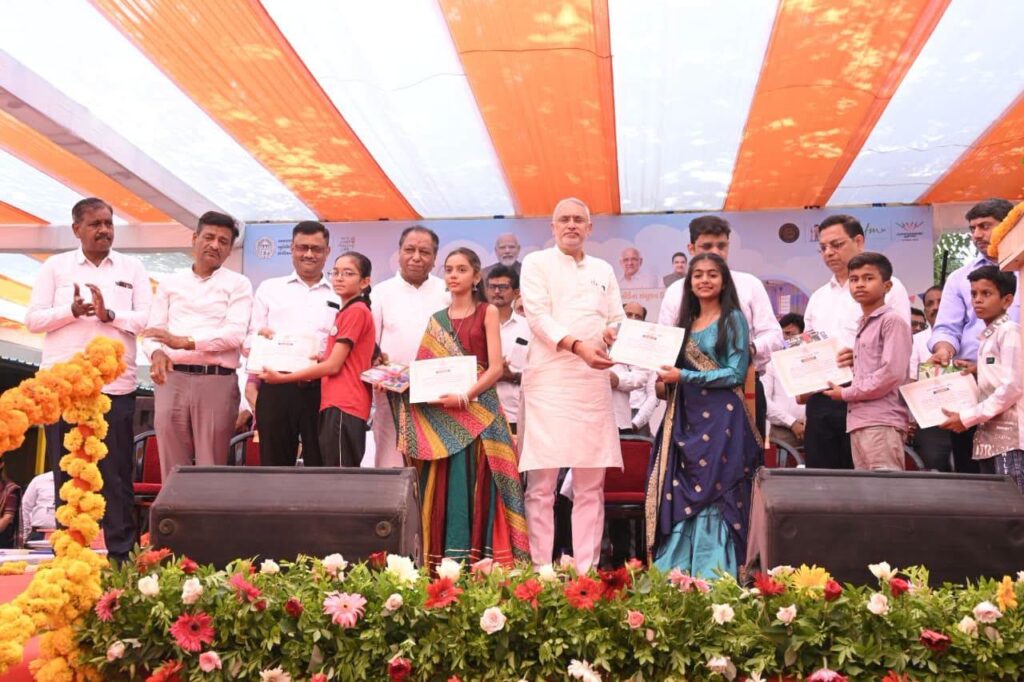 જ્ઞાન, સંસ્કાર અને સમૃદ્ધ ભવિષ્ય તરફ ડગ માંડતા બાળકોને વધાવવાનો અવસર એટલે 'શાળા પ્રવેશોત્સવ' 📖🎒 પ્રદેશ અધ્યક્ષ શ્રીજગદીશ પંચાલે શાળા પ્રવેશોત્સવ અંતર્ગત આજે નિકોલ ખાતે પુરુષોત્તમ નગર ગુજરાતી શાળા નં. 1માં બાળકોને શાળા પ્રવેશ કરાવ્યો અને ઉજ્જવળ ભવિષ્યની શુભકામનાઓ પાઠવી.