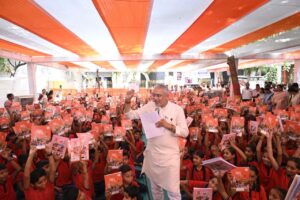 જ્ઞાન, સંસ્કાર અને સમૃદ્ધ ભવિષ્ય તરફ ડગ માંડતા બાળકોને વધાવવાનો અવસર એટલે 'શાળા પ્રવેશોત્સવ' 📖🎒 પ્રદેશ અધ્યક્ષ શ્રીજગદીશ પંચાલે શાળા પ્રવેશોત્સવ અંતર્ગત આજે નિકોલ ખાતે પુરુષોત્તમ નગર ગુજરાતી શાળા નં. 1માં બાળકોને શાળા પ્રવેશ કરાવ્યો અને ઉજ્જવળ ભવિષ્યની શુભકામનાઓ પાઠવી.