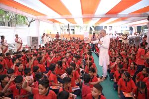 જ્ઞાન, સંસ્કાર અને સમૃદ્ધ ભવિષ્ય તરફ ડગ માંડતા બાળકોને વધાવવાનો અવસર એટલે 'શાળા પ્રવેશોત્સવ' 📖🎒 પ્રદેશ અધ્યક્ષ શ્રીજગદીશ પંચાલે શાળા પ્રવેશોત્સવ અંતર્ગત આજે નિકોલ ખાતે પુરુષોત્તમ નગર ગુજરાતી શાળા નં. 1માં બાળકોને શાળા પ્રવેશ કરાવ્યો અને ઉજ્જવળ ભવિષ્યની શુભકામનાઓ પાઠવી.