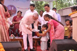 જ્ઞાન, સંસ્કાર અને સમૃદ્ધ ભવિષ્ય તરફ ડગ માંડતા બાળકોને વધાવવાનો અવસર એટલે 'શાળા પ્રવેશોત્સવ' 📖🎒 પ્રદેશ અધ્યક્ષ શ્રીજગદીશ પંચાલે શાળા પ્રવેશોત્સવ અંતર્ગત આજે નિકોલ ખાતે પુરુષોત્તમ નગર ગુજરાતી શાળા નં. 1માં બાળકોને શાળા પ્રવેશ કરાવ્યો અને ઉજ્જવળ ભવિષ્યની શુભકામનાઓ પાઠવી.